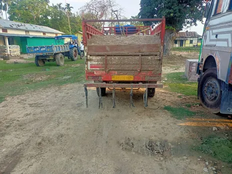 মোৰাঝাৰত অবৈধ বালি ভৰ্তি বলেৰ পিক আপ বাহন সহ তিনি জনক আটক