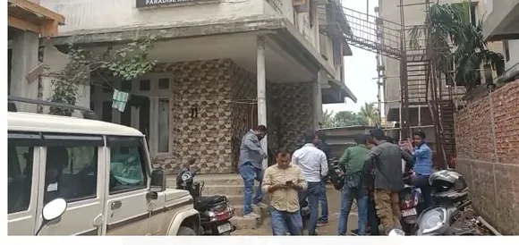 প্ৰথমে ৩ যুৱতীৰ সৈতে প্ৰৱেশ হোটেলত, পিছত উদ্ধাৰ যুৱকৰ মৃতদেহ…
