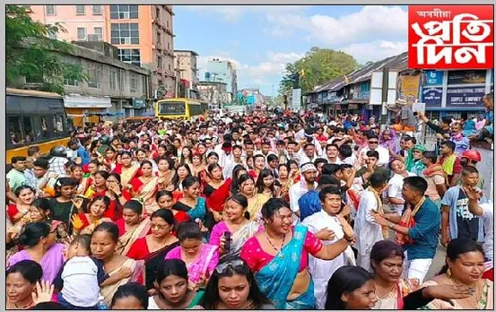 তিনিচুকীয়াত লোকাৰণ্য ৰাজপথ…