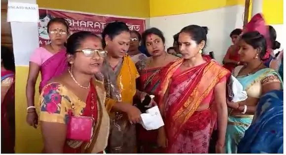”হিমন্ত বিশ্ব শৰ্মাৰ যদি পইচা নাই  আমি ৫০০ টকা দান দিম” মাইক্ৰ’ফাইনেঞ্চৰ ঋণ লোৱা মহিলাৰ ৰুদ্ৰমূৰ্তি…