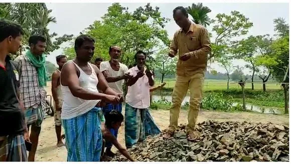 দুৰ্নীতিৰ বিৰুদ্ধে প্ৰতিবাদ কৰা গাঁৱবাসীৰ বিৰুদ্ধে এজাহাৰ…