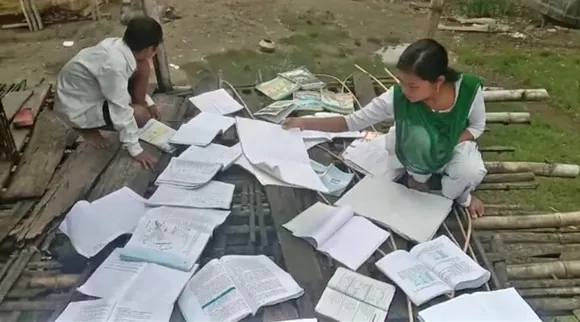 ঢকুৱাখনাৰ লেচেৰা পথাৰত নৌ দুৰ্ঘটনা, কথমপি প্ৰাণ ৰক্ষা ৬ শিক্ষাৰ্থীৰ…