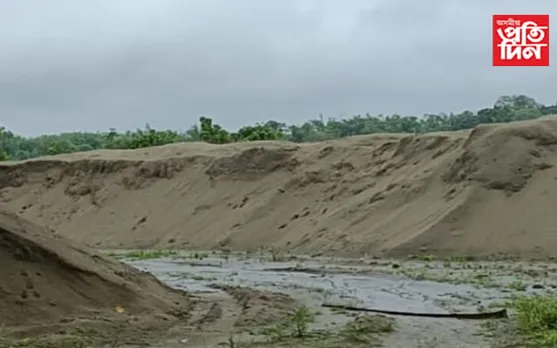 নাহৰকটীয়াৰ চৌদিশে অবৈধ মজুত বালিৰ পাহাৰ…