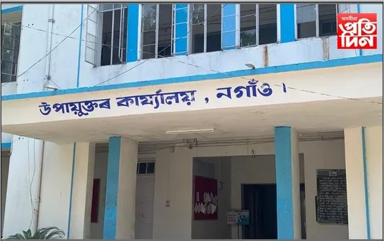 নগাঁৱৰ উপায়ুক্ত কাৰ্যালয়ত কাণত ধৰি কোনে কৰিলে উঠা বহা ?