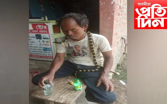 শিহৰণকাৰী! ডিঙিত সাপ লৈ খেলা কৰিছে মদ্যপায়ী ব্যক্তিয়ে…