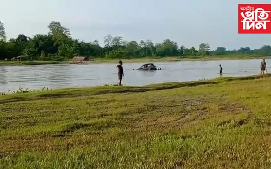 নাওত উঠাৰ সময়তে নদীত পৰিল গাড়ী সহ চালক, এতিয়াও নাই কোনো খবৰ…