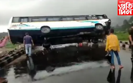 জোনাইত ভয়ংকৰ দুৰ্ঘটনা: দলঙত ওলমি ৰ’ল যাত্ৰীবাহী বাছ…