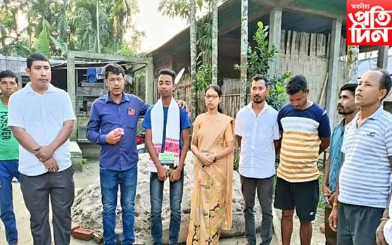 ঢকুৱাখনাৰ কৃতিমান শিক্ষাৰ্থীৰ ঘৰে ঘৰে গৈ সম্বৰ্ধনা…