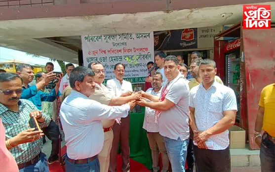 বিশ্ব পৰিৱেশ দিৱস: ওজা হেমচন্দ্ৰ বৰুৱাৰ সোঁৱৰণত এবছৰ গছ পুলি বিলাব পৰিৱেশ সুৰক্ষা সমিতিয়ে…
