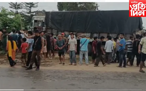 তীব্ৰ বেগী ট্ৰাকে মহটিয়াই নিলে বাইক সহ ৩জনক, থিতাতে মৃত্যু, এতিয়াও ট্ৰাকৰ তলত মৃতদেহ