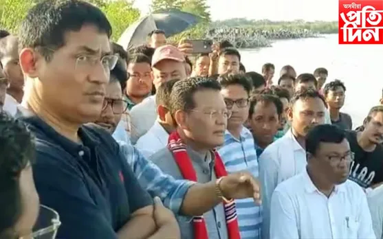 ঢকুৱাখনাৰ গৰাখহনীয়া গ্ৰস্ত এলেকা পৰিদর্শন সাংসদ প্ৰদান বৰুৱাৰ
