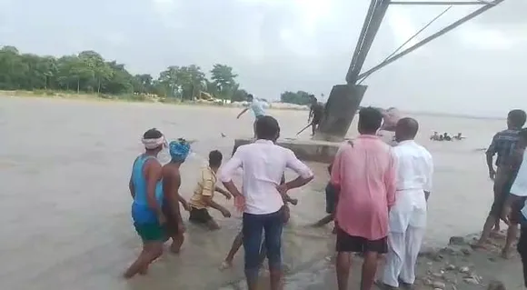 চিৰাঙৰ নাঙলভাঙা নৈত ভয়ংকৰ যাত্ৰীবাহী নাও দুৰ্ঘটনাঃ সাতুৰি সাতুৰি প্ৰাণ ৰক্ষা যাত্ৰীৰ, নৈৰ সোঁতত উটি গ’ল বাহন….