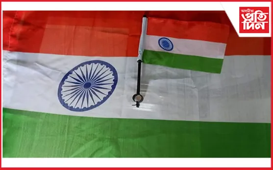 দেশৰ ৰাষ্ট্ৰীয় পতাকাক অৱমাননা ! চাহিদা পূৰাবলৈ মেৰুদণ্ডহীন  ব্যৱসায়…