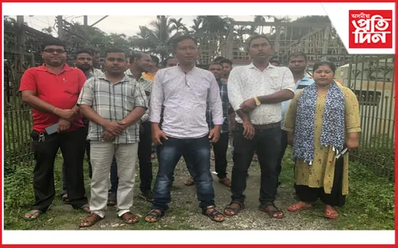 চাকৰি স্থায়ীকৰণৰ দাবীত মাজবাটত অস্থায়ী বিদ্যুৎ কৰ্মচাৰীৰ প্ৰতিবাদ