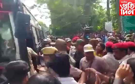 পৰীক্ষাৰ ফলাফলত ব্যাপক বিসংগতিঃ গুৱাহাটী বিশ্ববিদ্যালয়ৰ সন্মুখত প্ৰতিবাদী শিক্ষাৰ্থীক আৰক্ষীৰ প্ৰহাৰ…