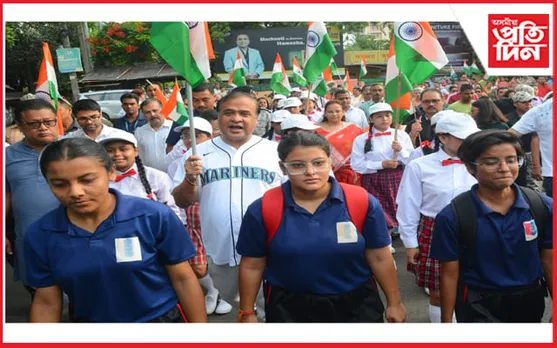 পুৱাই ত্ৰিৰংগা হাতত লৈ শিক্ষাৰ্থীৰ লগত সমদলেৰে ওলাই আহিল মুখ্যমন্ত্ৰী হিমন্ত বিশ্ব শৰ্মা…