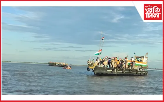 মাজুলীৰ কমলাবাৰী ফেৰীঘাটত ফেৰীৰ শোভাযাত্ৰাৰ মাজত ত্ৰিৰংগাৰ এক নান্দনিক পৰিৱেশত