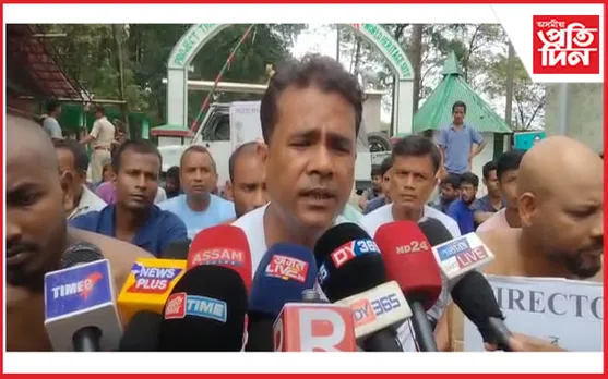 ‘ডাইৰেক্টৰ হাটাও মানাহ বচাও’ শ্লʼগানেৰে উত্তাল প্ৰতিবাদ…