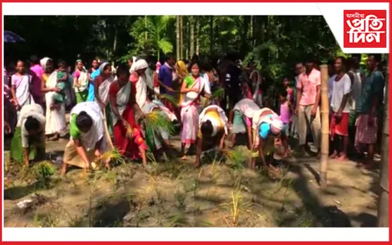বিধ্বস্ত পথৰ ওপৰত ভূঁই ৰুই প্ৰতিবাদ একাংশ মহিলাৰ…
