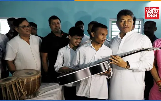 প্ৰতিশ্ৰুতি পূৰণ কৰি দৃষ্টিহীন বিদ্যালয়ত শিক্ষাৰ্থীয়ে বিচৰা অনুসৰি বাদ্যযন্ত্ৰ প্ৰদান কৰিলে মন্ত্ৰী হাজৰীকাই