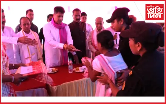 মণিপুৰৰ ভূমিস্খলনত নিহত, আহতক মন্ত্ৰী পীযুষ হাজৰিকাই প্ৰদান কৰিলে চৰকাৰী সাহাৰ্যৰ চেক