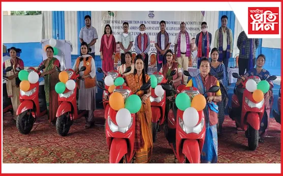 চিৰাঙৰ কাজলগাঁৱত “সখী এক্সপ্ৰেছ” আচঁনিৰ ৫৬ খন স্কুটি বিতৰণ…