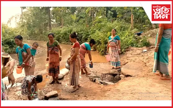 এটুপি খোৱা পানীৰ বাবে হাহাকাৰ কৰিবলগীয়া হৈছে তেলঢালা গাঁওবাসীয়ে…