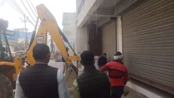 _bareilly-bda-bulldozer-action-arif-illegal-shops-demolition hindi news zxc
