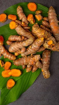 सर्दियों में कच्ची हल्दी और गुड़ खाने के हैं जबरदस्त फायदे