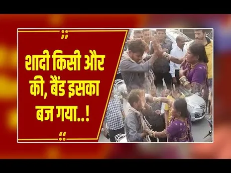 बीच सड़क 'मजनू' का इलाज! पीछा करना पड़ा भारी, बीच सड़क महिला ने चप्पल से उतारा भूत!