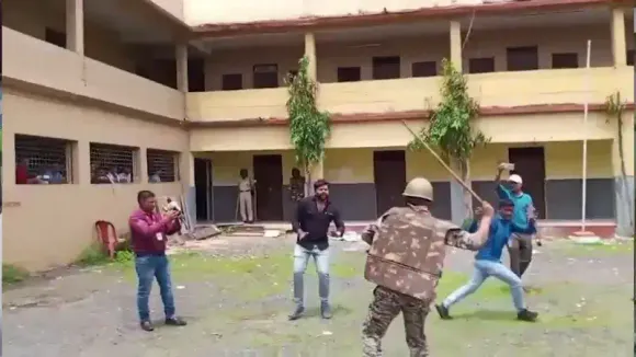 Harda Karni Sena Case: हरदा के हॉस्टल में घुसकर लाठीचार्ज करती नजर आई पुलिस, स्टूडेंट बोले-जाति पूछ-पूछकर पीटा