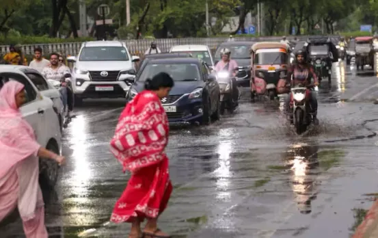 UP Weather Today: उत्तर प्रदेश में मौसम का मिजाज बदला, 44 जिलों आंधी-तूफान और बारिश का अलर्ट जारी