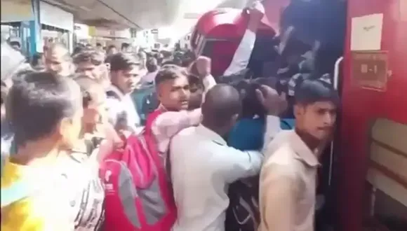 नई Hyundai Venue हुई लॉन्च: दमदार लुक, लग्जरी फीचर्स और हाईटेक इंटीरियर के साथ आई मार्केट में, सिर्फ इतने में करें बुक