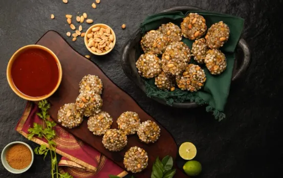 Sabudana Vada: बिना फ्राई किए बनाएं स्वादिष्ट साबूदाना वड़ा, जानें हेल्दी रेसिपी, ऐसे झटपट तैयार करें व्रत वाली चटनी