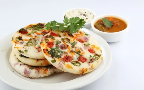 अपने ब्रेकफास्ट में लाएं नया ट्विस्ट, परिवार को बना कर खिलाएं ओट्स मिनी उत्तपम