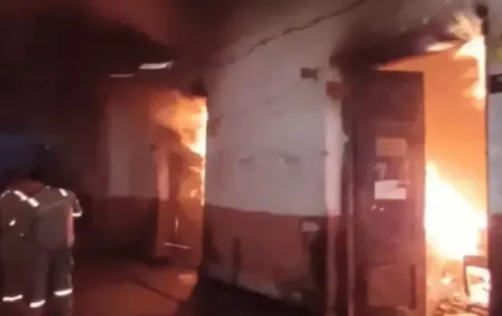 Prayagraj Directorate Office: प्रयागराज के शिक्षा निदेशालय में लगी भीषण आग, 5 हजार फाइलों के जलने का अनुमान