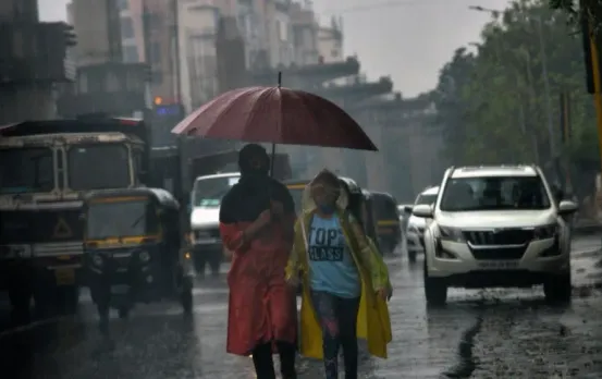 UP Rain Alert: यूपी में आफत की बारिश, IMD का 'येलो अलर्ट', 45 जिलों में बिजली गिरने का खतरा,जाने अपने जिले का हाल