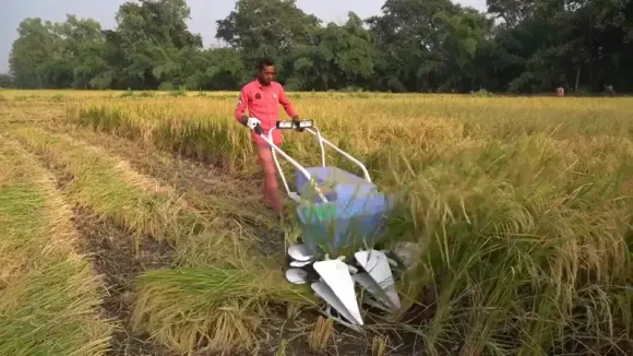 किसान मित्र रीपर: न हार्वेस्टर की जरूरत न मजदूरों की टेंशन, अब बिना बिजली-डीजल के झटपट फसल काटेगी ये अनूठी मशीन
