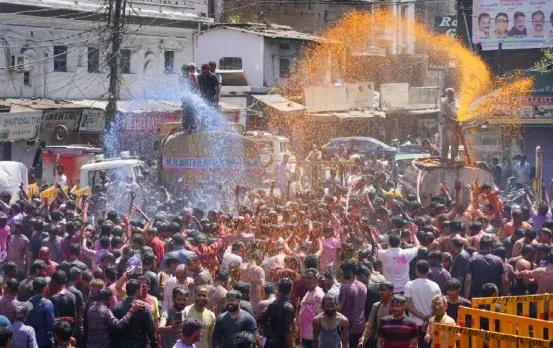 राजधानी पर चढ़ा होली का रंग: पुराने भोपाल में निकला चल समारोह, ऐसे मनाया जा रहा जश्न, देखें तस्वीरें