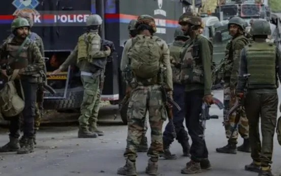 कश्मीर के कुलगाम में सेना की आतंकियों से मुठभेड़: आर्मी के 4 जवान घायल, इलाके में तलाशी अभियान जारी. 1 अक्टूबर को चुनाव