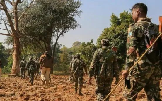 महाराष्ट्र-छत्तीसगढ़ सीमा पर 8 घंटे चली मुठभेड़: सुरक्षाबलों ने 3 महिला और 1 पुरुष नक्सली को मार गिराया, हथियार भी बरामद