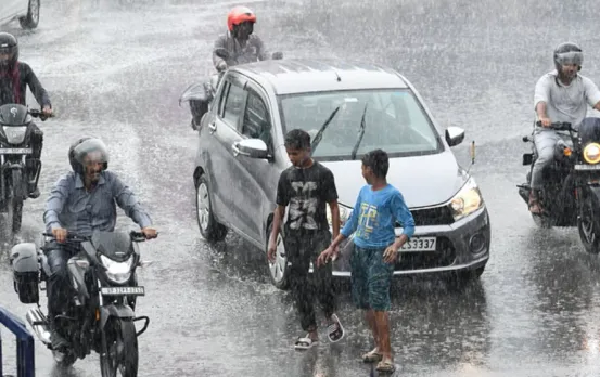 UP Thunderstrome Alert: यूपी में मौसम का बदला मिजाज, कई जिलों में भारी बारिश और आकाशीय बिजली का अलर्ट जारी