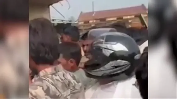 MP: जब शिवपुरी में टोकन वितरण की स्थिति देखने हेलमेट पहनकर पहुंचे विधायक, SDM से कहा-चेहरा देखकर कूपन बांट रहे पटवारी