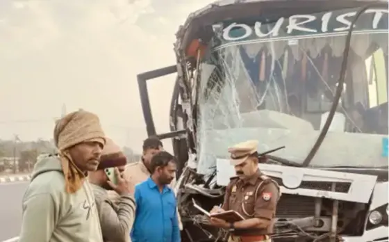 इटावा में आगरा-कानपुर NH19 पर बड़ा हादसा: श्रद्धालुओं से भरी बस ट्रेलर में घुसी,  मौके पर बस चालक की मौत