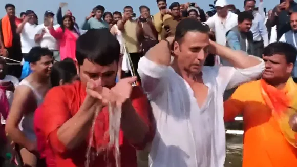 Akshay Kumar Mahakumbh: महाकुंभ पहुंचे अक्षय कुमार, संगम में लगाई आस्था की डुबकी, अभिनेता को देखने उमड़ी भीड़