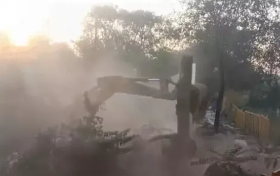 Bhopal में बुलडोजर एक्शन: जमींदोज हुआ 40 साल पुराना मार्केट, 110 दुकानें तोड़ी, कांग्रेस नेता मनोज शुक्ला नजरबंद