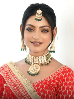 monalisa movie sign 10 crore reality mahakumbh viral girl hindi news