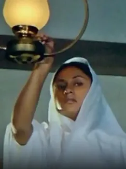 sholay lantern scene 3 years shooting story Amitabh Bachchan kbc hindi news