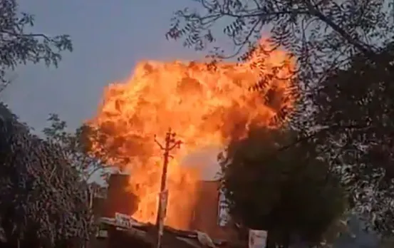 Mathura News: सघन आबादी में फटा सिलेंडर, दूर तक सुनाई दी ब्लॉस्ट की गूंज, महिला के उड़े चीथड़े, 2 की हालत गंभीर