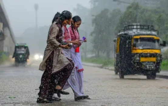 UP Today Rain Alert: मानसून के एंट्री के साथ यूपी में भयंकर बारिश, लखनऊ में रातभर बरसात, बिजली गिरने से 10 की मौत